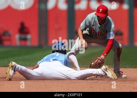 Kansas City, États-Unis. 25 août 2024 : le Kansas City Royals quitte le terrain MJ Melendez (1) bat le tag de Philadelphia Phillies Short stop Trea Turner (7) pour un double lors de la quatrième manche au Kauffman Stadium de Kansas City, Missouri. David Smith/CSM crédit : CAL Sport Media/Alamy Live News Banque D'Images