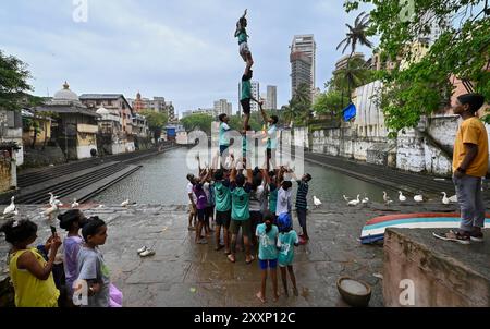 Mumbai, Inde. 25 août 2024. MUMBAI, INDE - AOÛT 25 : Govinda révélateur de Pimpleshwar Mitra Mandal forme Human Pyramid tout en pratiquant pour le prochain festival 'dahi Handi' à Banganga, Walkeshwar, le 25 août 2024 à Mumbai, Inde. (Photo par Anshuman Poyrekar/Hindustan Times/Sipa USA ) crédit : Sipa USA/Alamy Live News Banque D'Images