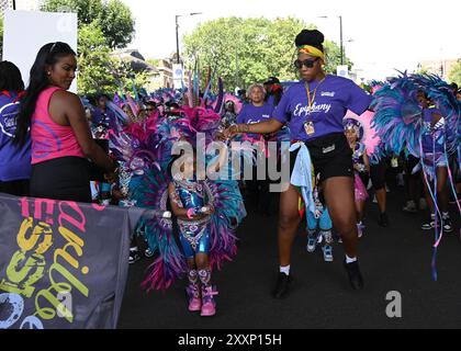 LONDRES, ROYAUME-UNI. 25 août 2024. Notting Hill Carnival 2024 - défilé de la journée des enfants, Londres, Royaume-Uni. ( Credit : Voir Li/Picture Capital/Alamy Live News Banque D'Images