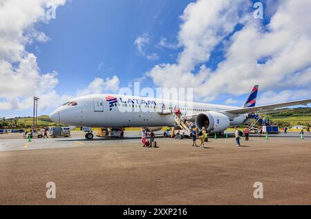 Les passagers arrivant à l'aéroport international de Mataveri (Isla de Pascua Airport) débarquent d'un LATAM Dreamliner 787, île de Pâques (Rapa Nui), Chili Banque D'Images