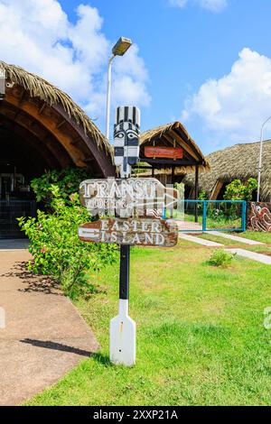 Panneau de direction pour accueillir et diriger les arrivées à l'aéroport international Mataveri (Isla de Pascua Airport), île de Pâques (Rapa Nui), Chili Banque D'Images