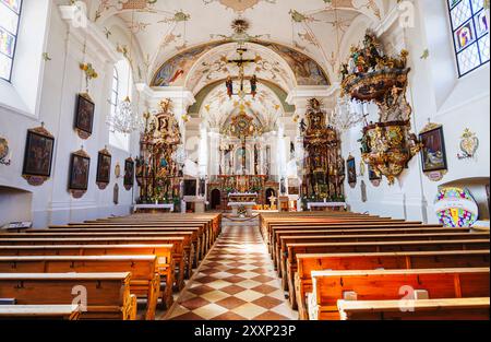 Nef, choeur et autel de Pfarrkirche ont été construits Leonhard (église paroissiale Saint-Léonard) à Mittersill, un village de la région Pinzgau des Alpes, Autriche Banque D'Images