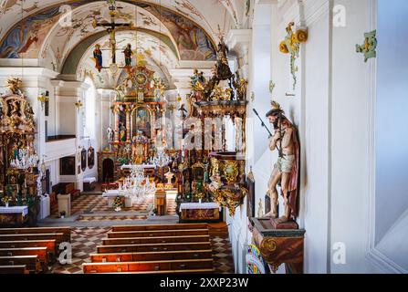 Nef, choeur et autel de Pfarrkirche ont été construits Leonhard (église paroissiale Saint-Léonard) à Mittersill, un village de la région Pinzgau des Alpes, Autriche Banque D'Images