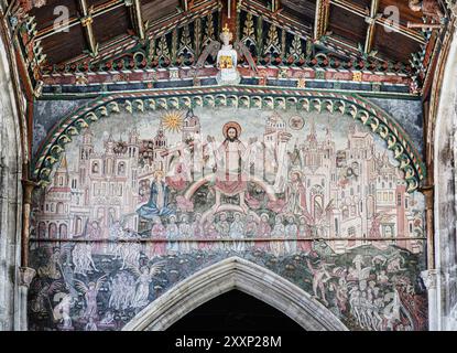Peinture ancienne de Doom sur l'arc de choeur et l'intérieur de l'église St Thomas à Salisbury, une ville cathédrale dans le Wiltshire, sud-ouest de l'Angleterre, Royaume-Uni Banque D'Images