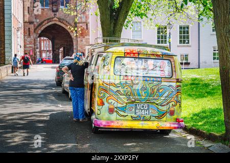 Fourgon de camping Volkswagen vintage peint de style hippie garé à College Green, Worcester, une ville cathédrale dans le Worcestershire, West Midlands, Angleterre Banque D'Images