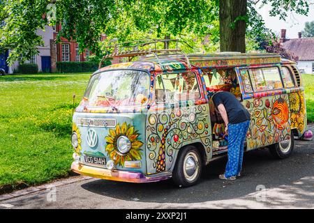 Fourgon de camping Volkswagen vintage peint de style hippie garé à College Green, Worcester, une ville cathédrale dans le Worcestershire, West Midlands, Angleterre Banque D'Images