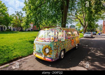 Fourgon de camping Volkswagen vintage peint de style hippie garé à College Green, Worcester, une ville cathédrale dans le Worcestershire, West Midlands, Angleterre Banque D'Images