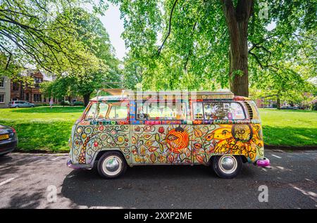 Fourgon de camping Volkswagen vintage peint de style hippie garé à College Green, Worcester, une ville cathédrale dans le Worcestershire, West Midlands, Angleterre Banque D'Images