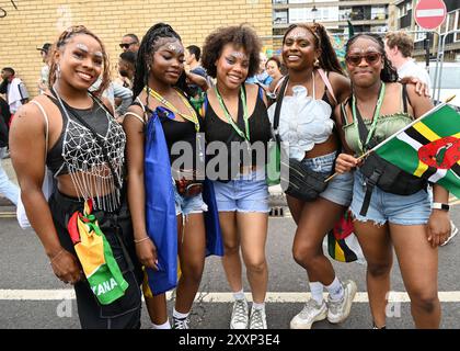 LONDRES, ROYAUME-UNI. 25 août 2024. Notting Hill Carnival 2024 - défilé de la journée des enfants, Londres, Royaume-Uni. ( Credit : Voir Li/Picture Capital/Alamy Live News Banque D'Images