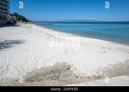 Vue imprenable sur la côte de Kassandra près de la ville de Kallithea, Chalcidique, Macédoine centrale, Grèce Banque D'Images