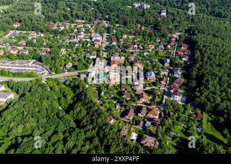 Vue depuis une haute altitude du secteur privé à la périphérie de la ville, immobilier de luxe Banque D'Images