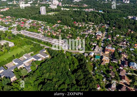 Vue depuis une haute altitude du secteur privé à la périphérie de la ville, immobilier de luxe Banque D'Images