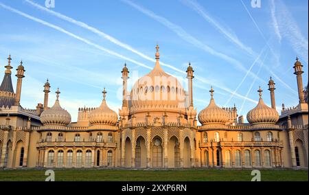 Brighton, Royaume-Uni - 28 septembre 2014 : soleil du matin sur l'historique Royal Pavilion de Brighton. Banque D'Images