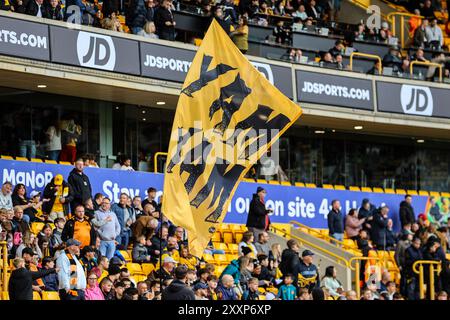 Wolverhampton, Royaume-Uni. 25 août 2024. Wolverhampton, Angleterre, 25 août 2024 : drapeau à l'intérieur du stade pendant le match de premier League entre Wolverhampton Wanderers et Chelsea au stade Molineux à Wolverhampton, Angleterre (Natalie Mincher/SPP) crédit : SPP Sport Press photo. /Alamy Live News Banque D'Images