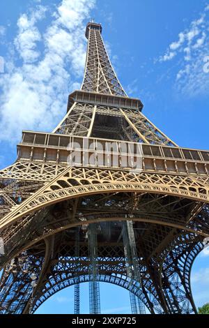 Vue détaillée de la structure de la Tour Eiffel par en-dessous par une chaude journée d'été. Banque D'Images