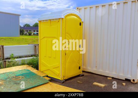 Sur le chantier de construction, des cabines de toilettes bio en plastique portatives sont situées Banque D'Images