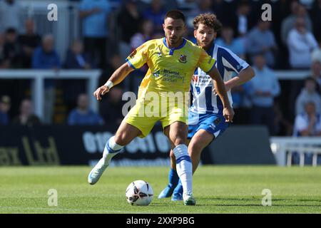 Anthony Georgiou de Wealdstone en action avec Anthony Mancini de Hartlepool United lors du match de Vanarama National League entre Hartlepool United et Wealdstone au Victoria Park, Hartlepool, samedi 24 août 2024. (Photo : Mark Fletcher | mi News) crédit : MI News & Sport /Alamy Live News Banque D'Images