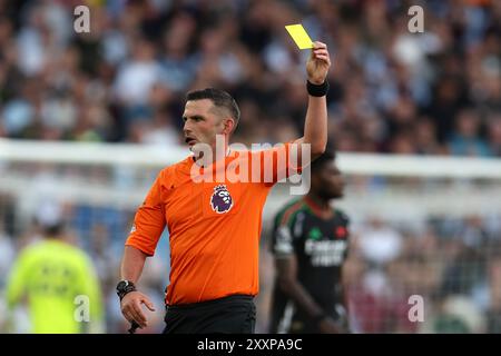 Birmingham, Royaume-Uni. 24 août 2024. L'arbitre Michael Oliver montre un carton jaune. Premier League match, Aston Villa v Arsenal à Villa Park à Birmingham le samedi 24 août 2024 cette image ne peut être utilisée qu'à des fins éditoriales. Usage éditorial exclusif, photo par Andrew Orchard/Andrew Orchard photographie sportive/Alamy Live News crédit : Andrew Orchard photographie sportive/Alamy Live News Banque D'Images