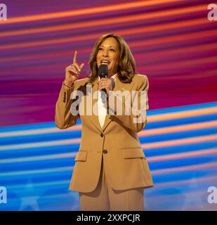 CHICAGO, Ill. – 19 août 2024 : le vice-président Kamala Harris s'adresse à la Convention nationale démocrate de 2024 au United Center à Chicago. Banque D'Images