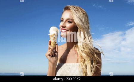 Une femme blonde aime manger une glace dans un cône Banque D'Images