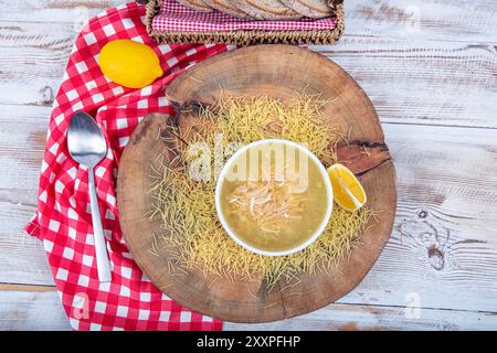 Cuisine turque traditionnelle soupe au poulet maison préparée avec vermicelles (nouilles) et légumes dans un bol blanc. Banque D'Images