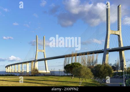 Ponte Vasco da Gama Bridge vue depuis un jardin parc pendant la journée Banque D'Images