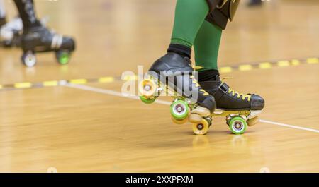 Patins à roulettes d'une personne participant au derby à roulettes Banque D'Images