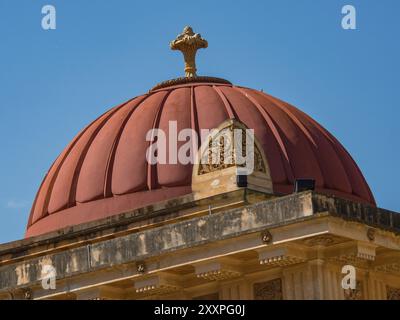 Vue détaillée d'un dôme en pierre avec des ornements et une croix sur un fond de ciel bleu, palerme, sicile, mer méditerranée, italie Banque D'Images