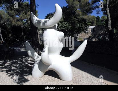 Sculpture de Joan Miro, l'oiseau lunaire, dans le labyrinthe de Miro Banque D'Images