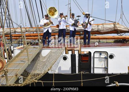 Den Helder, pays-Bas. 2 juillet 2023. Un groupe de musique joue sur le pont d'un grand voilier pendant Sail 2023 Banque D'Images