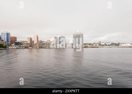 Halifax, N.-É., Canada - 23 juin 2024 : Purdy's Wharf Towers sur le front de mer Banque D'Images