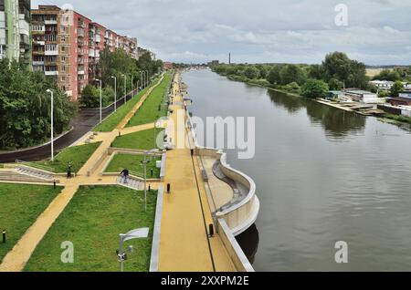 Kaliningrad, Russie, 18 août 2016 : les gens marchent sur la nouvelle promenade Admiral Tributs, le lieu de repos préféré, en Europe Banque D'Images