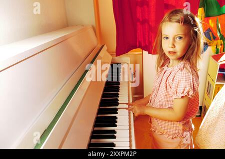 Jeune fille joue un piano, actif, artistique, noir, classique, classique, concert, bouclé, éducation, leçon de musique, profitez, femme, Banque D'Images