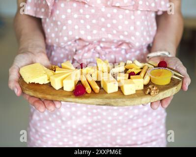 Woman holding assiette de fromage dans ses mains. Close up. Fête de l'été Banque D'Images