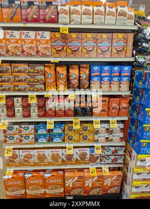 Los Angeles, CA - 16 août 2024 : assortiment de produits aromatisés à la citrouille et aux épices Banque D'Images
