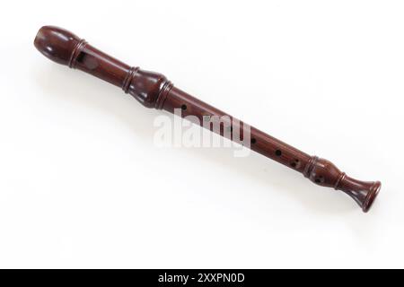 Flûte baroque unique, instrument de musique en bois, isolé sur fond blanc Banque D'Images