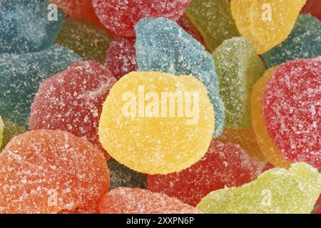 Assortiment de pâtes de fruits aromatisées en forme et contexte Banque D'Images