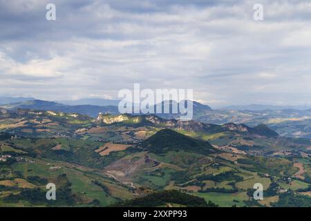 Vue panoramique sur les montagnes de la République de Saint-Marin, une petite république dans le pays italien. Image prise tôt le matin Banque D'Images