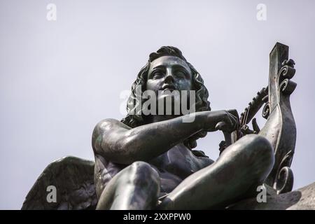 Statue d'un ange jouant de la harpe prise d'en bas Banque D'Images