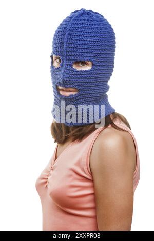 Concept de mouvement de protestation russe, femme portant Balaclava ou masque sur la tête blanche isolé Banque D'Images