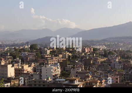 Vue sur la capitale népalaise Katmandou depuis le temple Swayambhunath Banque D'Images