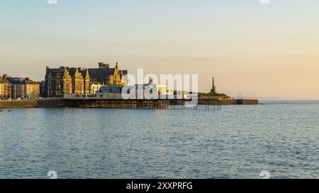 Aberystwyth, Ceredigion, pays de Galles, Royaume-Uni, mai 25, 2017 : vue en soirée sur la plage, la jetée et l'ancien University College Banque D'Images