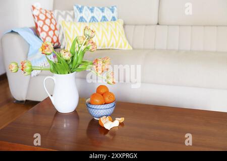 Tulipes orange magnifique bouquet sur table en bois dans le salon. Close up Banque D'Images