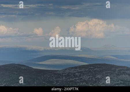 Vue depuis la montagne Elgahogna, parc national de Femundsmarka, Hedmark Fylke, Norvège, jusqu'aux Fells de Dalarna, Suède, juillet 2011, Europe Banque D'Images