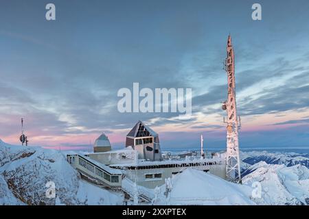 Construction sur le sommet de la Zugspitze à l'aube du côté autrichien Banque D'Images