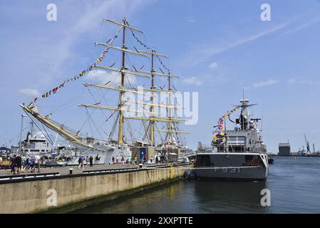 Den Helder, pays-Bas. 30 juin 2023. Un grand voilier polonais et une frégate hollandaise sur le quai de Den helder pendant Sail 2023 Banque D'Images