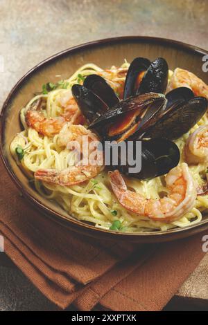 Spaghetti carbonara, avec crevettes et moules, fruits de mer dans une sauce crémeuse à l'ail, fait maison, pas de gens Banque D'Images