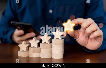 Gros plan d'un client homme d'affaires donnant une note de cinq étoiles sur smartphone. Avis, évaluation du service, satisfaction, expérience du service à la clientèle et satisfaction Banque D'Images