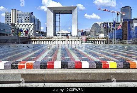 Fontaine monumentale et la Grande Arche, l' Esplanade de la Défense Banque D'Images