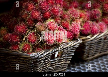 Fruit Rambutan sur un étal de marché en asie Banque D'Images